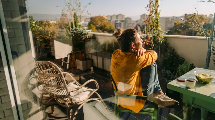Mujer descansando en la terraza tras contratar la Tarifa Ahorro Plus para autónomos de Repsol